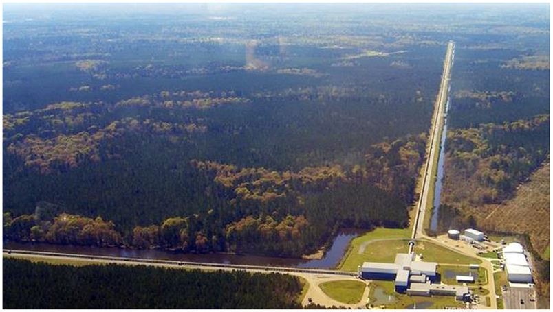图4 - LIGO引力波探测器(利文斯顿,路易斯安那州,美国)。